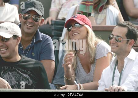 La presentatrice televisiva francese Sophie Favier partecipa alla partita tra i giocatori francesi Amelie Mauresmo e Alize Cornet nel secondo round del French Open allo stadio Roland Garros di Parigi, in Francia, il 26 maggio 2005. Foto di Gorassini-Zabulon/ABACA. Foto Stock