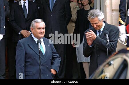 Recentemente nominato primo ministro francese Dominique de Villepin (r) e suo predecessore Jean-Pierre Raffarin sui gradini dell'ufficio del Premier all'Hotel Matignon durante una cerimonia di consegna a Parigi il 31 maggio 2005. Foto di Abd Rabbo-Klein/ABACA. Foto Stock