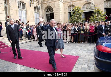 Il primo ministro uscente Jean-Pierre Raffarin si accaventa mentre lui e sua moglie Anne-Marie (R) lasciano l'Hotel Matignon come nuovo primo ministro francese Dominique de Villepin (L) guarda, dopo la cerimonia di consegna, sui gradini dell'ufficio del Premier all'Hotel Matignon a Parigi, Francia, martedì 31 maggio, 2005. Il presidente francese Jacques Chirac ha sostituito Raffarin con l'ex ministro degli interni, due giorni dopo che gli elettori francesi hanno inflitto al governo un colpo punitivo respingendo la nuova costituzione dell'Unione europea. Foto di Abd Rabbo-Klein/ABACA. Foto Stock