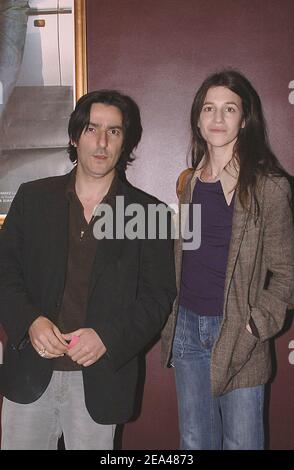 L'attore e regista francese Yvan Attal e sua moglie, l'attrice francese Charlotte Gainsbourg partecipano alla prima del film di Maurice Barthelemy 'Papa' a Gaumont Marignan sugli Champs Elysees a Parigi, Francia, il 31 maggio 2005. Foto di Giancarlo Gorassini/ABACA. Foto Stock