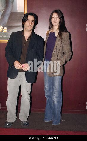 L'attore e regista francese Yvan Attal e sua moglie, l'attrice francese Charlotte Gainsbourg partecipano alla prima del film di Maurice Barthelemy 'Papa' a Gaumont Marignan sugli Champs Elysees a Parigi, Francia, il 31 maggio 2005. Foto di Giancarlo Gorassini/ABACA. Foto Stock