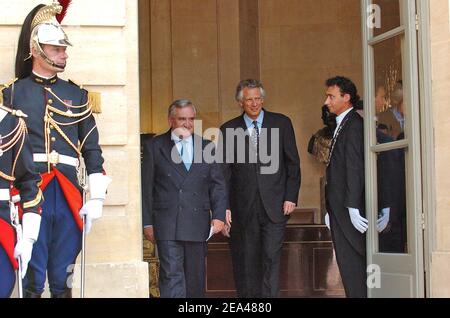 Il primo ministro uscente Jean-Pierre Raffarin (L) e il suo neo-nominato successore, Dominique de Villepin, escono dall'ufficio del Premier durante la cerimonia di consegna, sui gradini dell'ufficio del Premier all'Hotel Matignon a Parigi, Francia, martedì 31 maggio 2005. Il presidente francese Jacques Chirac ha sostituito Raffarin con l'ex ministro degli interni, due giorni dopo che gli elettori francesi hanno inflitto al governo un colpo punitivo respingendo la nuova costituzione dell'Unione europea. Foto di Abd Rabbo-Klein/ABACA. Foto Stock