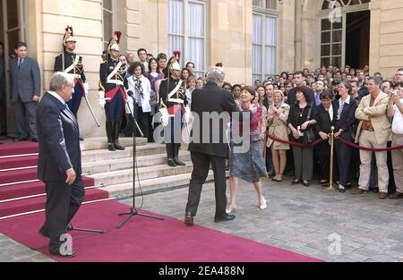 Il primo ministro uscente Jean-Pierre Raffarin guarda come sua moglie Anne-Marie abbraccerà il suo neo-nominato successore, Dominique de Villepin, durante la cerimonia di consegna, sui gradini dell'ufficio del Premier all'Hotel Matignon a Parigi, Francia, martedì 31 maggio 2005. Il presidente francese Jacques Chirac ha sostituito Raffarin con l'ex ministro degli interni, due giorni dopo che gli elettori francesi hanno inflitto al governo un colpo punitivo respingendo la nuova costituzione dell'Unione europea. Foto di Abd Rabbo-Klein/ABACA. Foto Stock