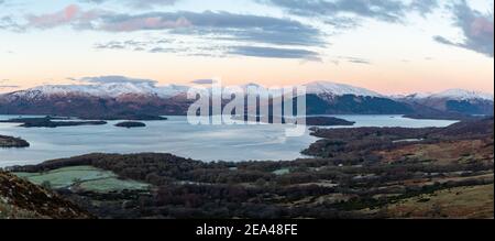 Luss Hills e Loch Lomond in inverno - vista da Conic Hill, Scozia, Regno Unito Foto Stock