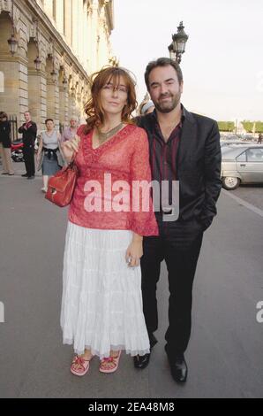 ESCLUSIVO. L'attore francese Bruno solo e sua moglie arrivano all'Hotel de Crillon a Parigi, in Francia, il 2 giugno 2005, per partecipare alla cena di nozze dell'attrice Barbara Schulz e del marito Romain Hatchuel. Foto di Bruno Klein/ABACA Foto Stock