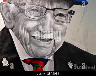 Londra (UK): Murale - dettaglio - del Capitano Sir Tom Moore su un muro nel centro di Londra.Moore ha raccolto oltre 30 milioni di sterline per la ricerca covid. Foto Stock