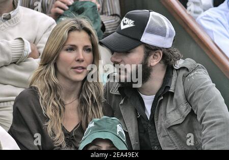 L'attore francese Michael Youn e la sua attrice di fidanzata spagnola Elsa Pataky partecipano alla finale femminile del French Open allo stadio Roland Garros di Parigi, in Francia, il 04 giugno 2005. Foto di Gorassini-Zabulon/ABACA. Foto Stock