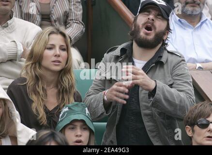 L'attore francese Michael Youn e la sua attrice di fidanzata spagnola Elsa Pataky partecipano alla finale femminile del French Open allo stadio Roland Garros di Parigi, in Francia, il 04 giugno 2005. Foto di Gorassini-Zabulon/ABACA. Foto Stock