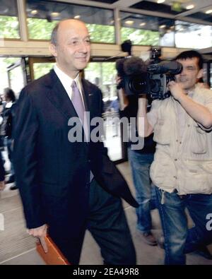 Laurent Fabius, vice leader del Partito socialista francese, arriva al comitato a Parigi, in Francia, il 4 giugno 2005, dove è stato saccheggiato dopo aver rotto la fila con il partito e aver lottato contro la costituzione dell'UE. Foto di Mousse/ABACA. Foto Stock