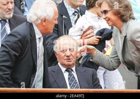 La regina Sofia di Spagna dice Arrivederci a suo marito re Juan Carlos di Spagna durante la finale maschile di apertura francese allo stadio Roland Garros tra il spagnolo Rafael Nadal e l'argentino Mariano Puerta a Parigi, Francia il 04 giugno, 2005 e ritorna urgentemente a Madrid perché sua figlia la principessa Cristina dà alla luce una nuova ragazza. Foto di Gorassini-Zabulon/ABACA. Foto Stock