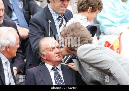 La regina Sofia di Spagna dice Arrivederci a suo marito re Juan Carlos di Spagna durante la finale maschile di apertura francese allo stadio Roland Garros tra il spagnolo Rafael Nadal e l'argentino Mariano Puerta a Parigi, Francia il 04 giugno, 2005 e ritorna urgentemente a Madrid perché sua figlia la principessa Cristina dà alla luce una nuova ragazza. Foto di Gorassini-Zabulon/ABACA. Foto Stock