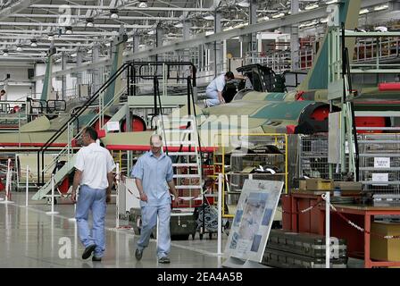 La nuova monoposto europea Dassault Rafale, un combattente multiruolo con alcune missioni furtivi incorporate, destinate a svolgere missioni air-to-air e di attacco, viene presentata alla stampa sulla sua linea di assemblaggio a Merignac, vicino a Bordeaux, nella Francia sud-occidentale, il 4 giugno 2005. L'aeronautica francese e la marina saranno dotate di 300 di questi combattenti di alta gamma che potrebbero interessare altri paesi che hanno vettori. Foto di Patrick Bernard/ABACA Foto Stock