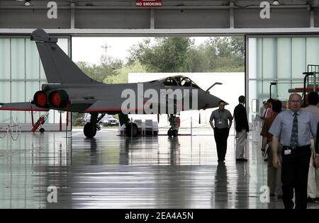 La nuova monoposto europea Dassault Rafale, un combattente multiruolo con alcune missioni furtivi incorporate, destinate a svolgere missioni air-to-air e di attacco, viene presentata alla stampa sulla sua linea di assemblaggio a Merignac, vicino a Bordeaux, nella Francia sud-occidentale, il 4 giugno 2005. L'aeronautica francese e la marina saranno dotate di 300 di questi combattenti di alta gamma che potrebbero interessare altri paesi che hanno vettori. Foto di Patrick Bernard/ABACA. Foto Stock