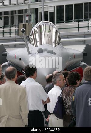 La nuova monoposto europea Dassault Rafale, un combattente multiruolo con alcune missioni furtivi incorporate, destinate a svolgere missioni air-to-air e di attacco, viene presentata alla stampa sulla sua linea di assemblaggio a Merignac, vicino a Bordeaux, nella Francia sud-occidentale, il 4 giugno 2005. L'aeronautica francese e la marina saranno dotate di 300 di questi combattenti di alta gamma che potrebbero interessare altri paesi che hanno vettori. Foto di Patrick Bernard/ABACA Foto Stock