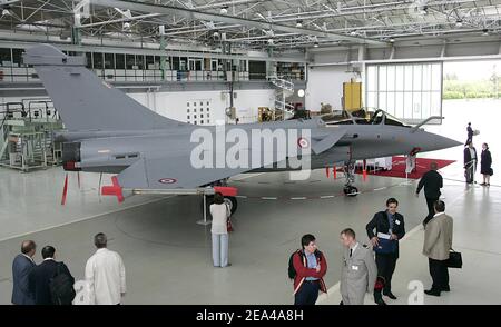 La nuova monoposto europea Dassault Rafale, un combattente multiruolo con alcune missioni furtivi incorporate, destinate a svolgere missioni air-to-air e di attacco, viene presentata alla stampa sulla sua linea di assemblaggio a Merignac, vicino a Bordeaux, nella Francia sud-occidentale, il 4 giugno 2005. L'aeronautica francese e la marina saranno dotate di 300 di questi combattenti di alta gamma che potrebbero interessare altri paesi che hanno vettori. Foto di Patrick Bernard/ABACA Foto Stock