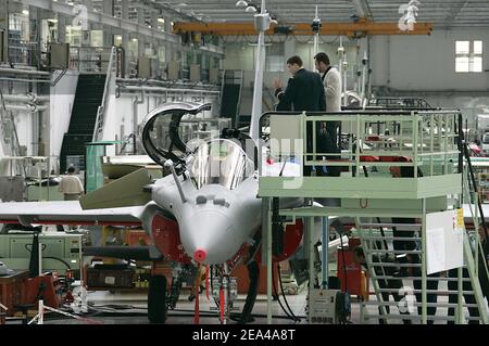 La nuova monoposto europea Dassault Rafale, un combattente multiruolo con alcune missioni furtivi incorporate, destinate a svolgere missioni air-to-air e di attacco, viene presentata alla stampa sulla sua linea di assemblaggio a Merignac, vicino a Bordeaux, nella Francia sud-occidentale, il 4 giugno 2005. L'aeronautica francese e la marina saranno dotate di 300 di questi combattenti di alta gamma che potrebbero interessare altri paesi che hanno vettori. Foto di Patrick Bernard/ABACA Foto Stock