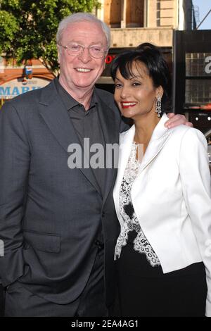 Michael Caine e la moglie Shakira Caine partecipano alla prima di "Batman Begins" al Chinese Theatre di Hollywood. Los Angeles, 6 giugno 2005. Foto di Lionel Hahn/ABACA Foto Stock