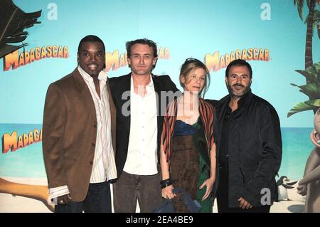 Membri del cast l'attore francese Anthony Kavanagh, Jean-Paul Rouve, Marina Fois e Jose Garcia partecipano alla prima della nuova produzione di Dreamworks 'Madagascar' tenutasi al Palais des Congres a Parigi il 12 giugno 2005. Foto di Giancarlo Gorassini/ABACA. Foto Stock