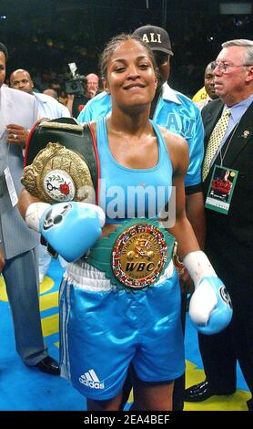 Il campione del mondo di boxe Laila Ali festeggia la sua vittoria il 11 giugno 2005, a Washington, DC, dopo un 3 round TKO contro Erin Toughill per il campionato Super Middleweight WBC/WIBA Bout. Foto di Olivier Douliery/ABACA. Foto Stock