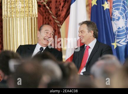 Il primo ministro britannico Tony Blair (r) condivide una battuta con il presidente francese Jacques Chirac durante un seminario delle Nazioni Unite per evidenziare il cosiddetto 'Global compact' tra il mondo degli affari e della politica all'Elysee Palace, a Parigi, il 14 giugno 2005. Foto di Mousse/ABACA. Foto Stock