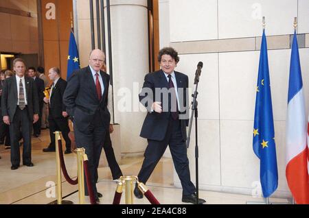 Il Segretario del Tesoro americano John Snow (L) e il Ministro delle Finanze francese Thierry Breton hanno dato una conferenza stampa dopo un incontro a Parigi, in Francia, il 15 giugno 2005. John Snow ha affermato che gli Stati Uniti vedevano la correzione degli squilibri globali delle partite correnti come una "responsabilità condivisa" tra le principali economie mondiali. Foto di Bruno Klein/ABACA. Foto Stock