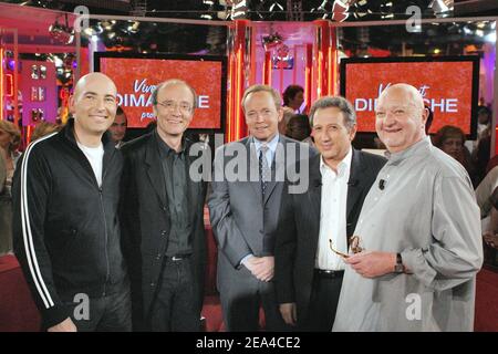 Renaud Donnedieu de Vabres (C), si pone con (L-R) umorista e imitatore Nicolas Canteloup, fumettista belga Philippe Geluck, presentatore televisivo Michel Drucker e giornalista televisivo Jean-Pierre Coffe durante la registrazione del talk show di Drucker "Vivement Dimanche" allo Studio Gabriel di Parigi, Francia, il 15 giugno 2005. Foto di Jean-Jacques Datchary/ABACA. Foto Stock