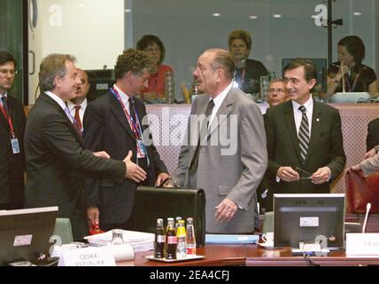 Il primo ministro britannico Tony Blair stringe la mano con il presidente francese Jacques Chirac all'inizio del vertice europeo di Bruxelles, in Belgio, il 16 giugno 2005, mentre il ministro degli Affari esteri francese Philippe Douste-Blazy sta guardando. Foto in piscina/ABACA Foto Stock