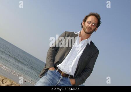 L'attore francese Vincent Lindon si pone sulla spiaggia durante il 19° Cabourg Romantic Days Film Festival a Cabourg, nel nord-ovest della Francia, il 18 giugno 2005, per presentare il suo ultimo film, 'la Moustache'. Foto di Giancarlo Gorassini/ABACA Foto Stock