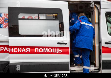 Il team del servizio di ambulanza di emergenza fornisce assistenza a un paziente a Mosca, in Russia Foto Stock