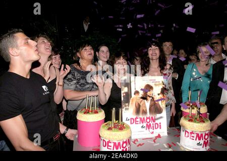 ESCLUSIVO. (L-R) il regista Marie-Pascale Osterrieth, membro del cast Michele Bernier e sua figlia Charlotte, scrittore di fumetti Florence Cestac, membro del cast Aylin Yay, Bruno Gaccio, attrice Agnes Soral partecipano a una festa per celebrare l'uscita di 'le Demon de midi' a 'l'Etoile' a Parigi, Francia, il 20 giugno 2005. Foto di Benoit Pinguet/ABACA. Foto Stock