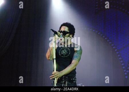 La cantante STATUNITENSE Lenny Kravitz si esibisce al 'le Grand Rex' di Parigi, in Francia, il 19 giugno 2005. Foto di Sophie Leroux/ABACA. Foto Stock