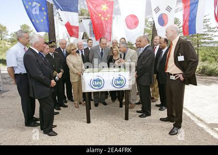 Il presidente francese Jacques Chirac esamina il modello del progetto internazionale ITER (Thermonuclear Experimental Reactorsite), il futuro reattore sperimentale di fusione nucleare a Cadarache, a nord di Marsiglia, il 30 giugno 2005. Martedì un consorzio di sei parti ha scelto la Francia come sito per ITER, aprendo la strada allo sviluppo di una potenziale fonte di energia pulita e inesauribile. Foto di Laurent Zabulon/ABACA. Foto Stock