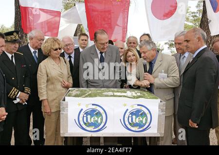 Il presidente francese Jacques Chirac esamina il modello del progetto internazionale ITER (Thermonuclear Experimental Reactorsite), il futuro reattore sperimentale di fusione nucleare a Cadarache, a nord di Marsiglia, il 30 giugno 2005. Martedì un consorzio di sei parti ha scelto la Francia come sito per ITER, aprendo la strada allo sviluppo di una potenziale fonte di energia pulita e inesauribile. Foto di Laurent Zabulon/ABACA. Foto Stock