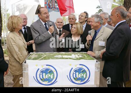 Il presidente francese Jacques Chirac esamina il modello del progetto internazionale ITER (Thermonuclear Experimental Reactorsite), il futuro reattore sperimentale di fusione nucleare a Cadarache, a nord di Marsiglia, il 30 giugno 2005. Martedì un consorzio di sei parti ha scelto la Francia come sito per ITER, aprendo la strada allo sviluppo di una potenziale fonte di energia pulita e inesauribile. Foto di Laurent Zabulon/ABACA. Foto Stock