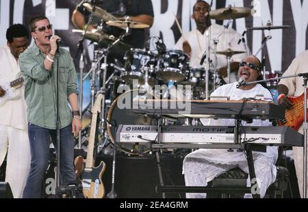 Stevie Wonder si esibisce con Rob Thomas durante il concerto mondiale dal vivo tenuto presso il Museum of Art di Philadelphia, Pennsylvania, sabato 2 luglio 2005. Foto di Nicolas Khayat/ABACAPRESS.COM Foto Stock