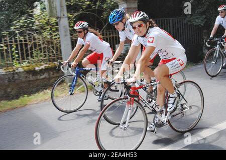 ESCLUSIVO. L'ex nuotatore francese Roxana Maracineau con la ciclomotiera francese Magali le Floch e lo snowboarder francese Julie Pomagalski partecipano alla corsa caritativa 'l'Etape du Coeur' prima della quarta tappa del Tour de France tra Tours e Blois, per l'associazione 'Secenat Chirurgie cardiaque' il 5 luglio 2005. Foto di Nicolas Gouhier/Cameleon/ABACAPRESS.COM Foto Stock