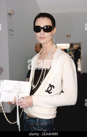 Il modello Erin o'Connor partecipa alla presentazione del fashion designer tedesco Karl Lagerfeld per la collezione Chanel 2005-2006 Fall-Winter Haute-Couture a Parigi, Francia, il 7 luglio 2005. Foto di Nebinger-Klein/ABACAPRESS.COM. Foto Stock