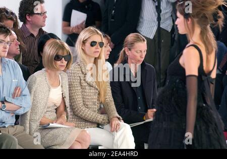 Anna Wintour, caporedattore di Vogue, e l'attrice statunitense Gwyneth Paltrow, partecipano alla presentazione del fashion designer tedesco Karl Lagerfeld per la collezione Chanel 2005-2006 Fall-Winter Haute-Couture a Parigi, Francia, il 7 luglio 2005. Foto di Nebinger-Klein/ABACAPRESS.COM. Foto Stock