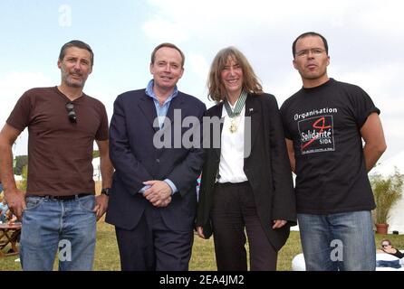 Il rocker statunitense Punk Patti Smith, 58 anni, si pone con l'attore francese Antoine de Caunes (L-R), il ministro della Cultura Renaud Donnedieu de Vabres e il direttore della "Solidarite Sida" Luc Barruet, dopo aver ricevuto l'insigne del comandante dell'Ordine delle Arti e delle lettere, All'Aids benefit Concert 'Solidays' tenuto presso le Orme Longchamp di Parigi, Francia, domenica 10 luglio 2005. Foto di Bruno Klein/ABACAPRESS.COM. Foto Stock