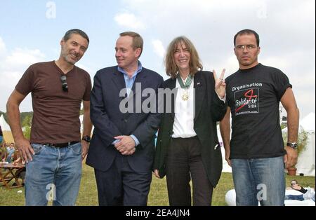 Il rocker statunitense Punk Patti Smith, 58 anni, si pone con l'attore francese Antoine de Caunes (L-R), il ministro della Cultura Renaud Donnedieu de Vabres e il direttore della "Solidarite Sida" Luc Barruet, dopo aver ricevuto l'insigne del comandante dell'Ordine delle Arti e delle lettere, All'Aids benefit Concert 'Solidays' tenuto presso le Orme Longchamp di Parigi, Francia, domenica 10 luglio 2005. Foto di Bruno Klein/ABACAPRESS.COM. Foto Stock