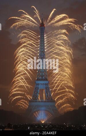 Fuochi d'artificio illuminano la Torre Eiffel a Parigi, in Francia, il 14 luglio 2005 durante la festa della Bastiglia. Foto di Giancarlo Gorassini/ABACAPRESS.COM Foto Stock