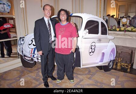 L'attore STATUNITENSE Michael Keaton e la regista statunitense Angela Robinson si presentano ad una fotocellula per il loro nuovo film "Herbie: Fully Loaded" al Plaza Athenee di Parigi il 25 luglio 2005. Foto di Bruno Klein/ABACAPRESS.COM. Foto Stock