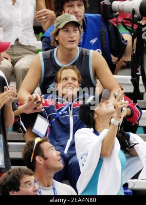 Il nuotatore francese Laure Manaudou con il suo ragazzo Pierre Henri partecipa ai campionati mondiali della FINA, a Montreal, Canada, il 26 luglio 2005. Foto di Nicolas Gouhier/ABACAPRESS.COM Foto Stock