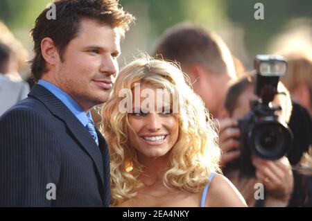 Il membro del cast Jessica Simpson e suo marito Nick Lachey partecipano alla prima di Warner Bros 'i Duchi di Hazzard', con Burt Reynolds, Seann William Scott, Johnny Knoxville e Lynda carter, tenutasi al Grauman's Chinese Theatre di Los Angeles, CA, USA, il 28 luglio 2005. Foto di Lionel Hahn/ABACAPRESS.COM. Foto Stock