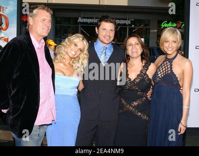 Il membro del cast Jessica Simpson (2° L) circondato da suo padre Joe Simpson (L), suo marito Nick Lachey (C), sua madre Tina Simpson (2° R) e sua sorella Ashlee Simpson frequenta la prima di Warner Bros "i Duchi di Hazzard", anch'egli interpretato da Burt Reynolds, Seann William Scott, Johnny Knoxville e Lynda carter, si sono tenuti presso il Grauman's Chinese Theatre di Los Angeles, California, USA, il 28 luglio 2005. Foto di Lionel Hahn/ABACAPRESS.COM. Foto Stock