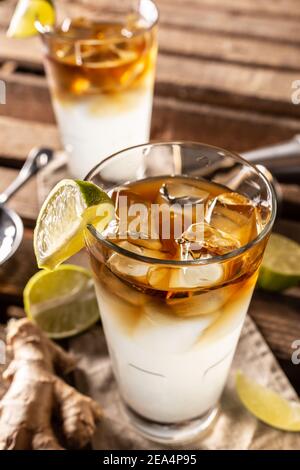 Cocktail di highball Dark n Stormy servito come bevanda lunga con rum, succo di lime fresco e birra allo zenzero. Foto Stock