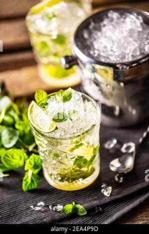Mojito o mojito vergine lunga bevanda al rum con menta fresca, succo di lime, zucchero di canna e soda. Foto Stock