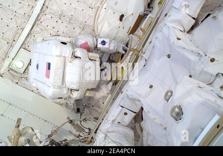 L'astronauta Stephen K. Robinson, specialista della missione, si trova nella baia del carico vicino all'airlock di Discovery durante la seconda camminata spaziale prevista per STS-114 il 1° agosto 2005. FOTO NASA VIA ABACAPRESS.COM Foto Stock