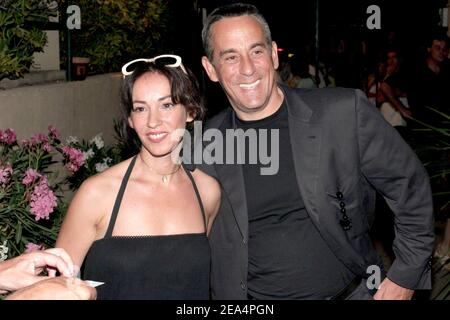 Il presentatore e produttore televisivo francese Thierry Ardisson e sua moglie Beatrice partecipano al concerto di Arielle Dombasle durante la 21esima edizione del Festival de Ramatuelle, il festival teatrale annuale che si tiene a Ramatuelle, vicino a Saint-Tropez, Francia meridionale, il 4 agosto 2005. Foto di Benoit Pinguet/ABACAPRESS.COM. Foto Stock