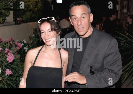 Il presentatore e produttore televisivo francese Thierry Ardisson e sua moglie Beatrice partecipano al concerto di Arielle Dombasle durante la 21esima edizione del Festival de Ramatuelle, il festival teatrale annuale che si tiene a Ramatuelle, vicino a Saint-Tropez, Francia meridionale, il 4 agosto 2005. Foto di Benoit Pinguet/ABACAPRESS.COM. Foto Stock